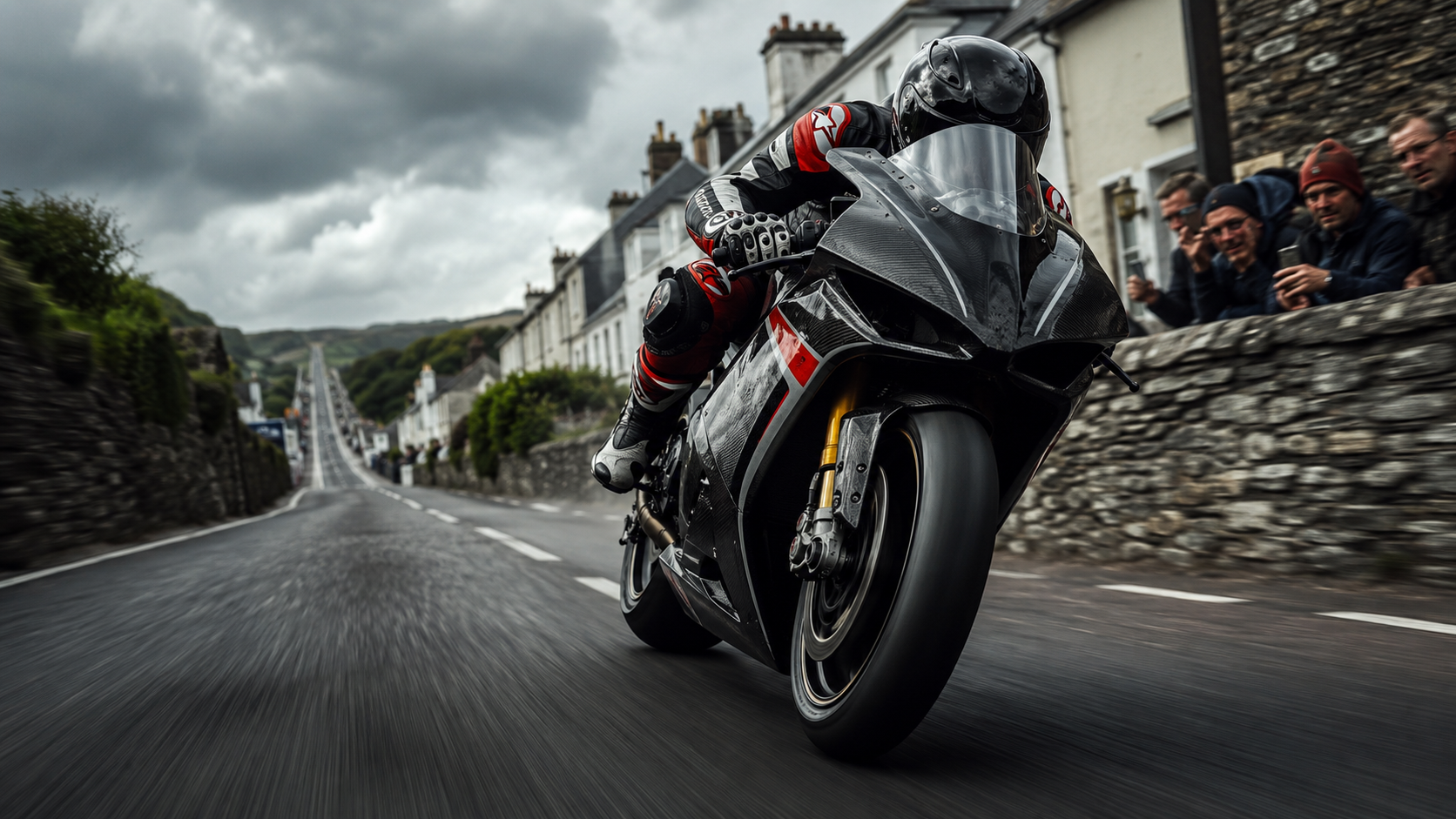 Motocyklový jezdec v závodě Isle of Man TT na úzké silnici mezi kamennými zídkami