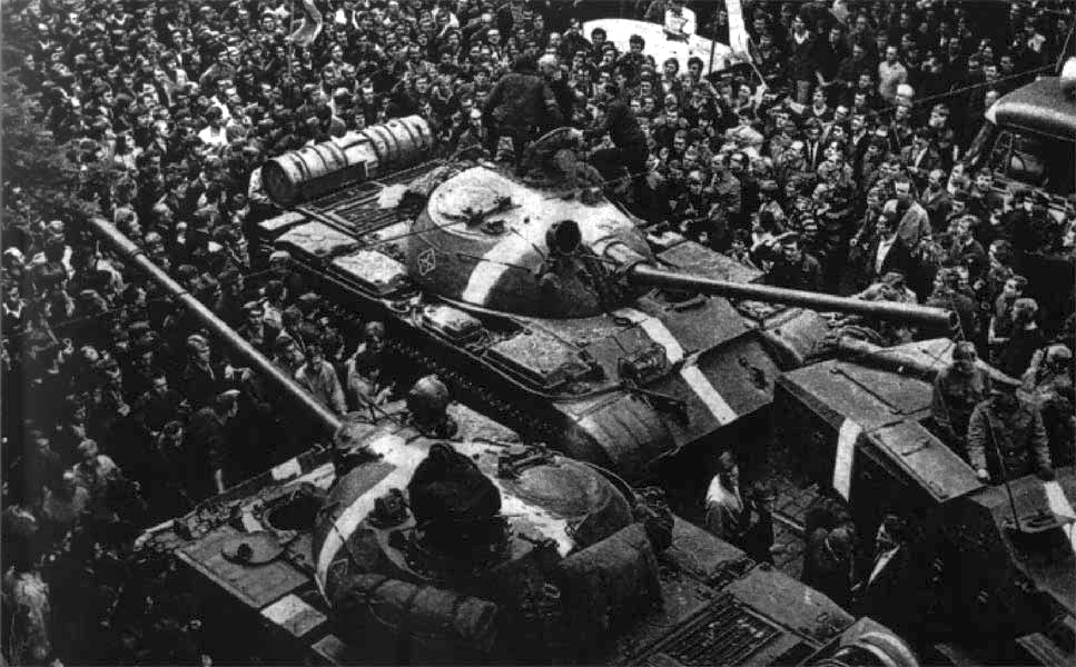 Dav demonstrantů obklopuje sovětské tanky během invaze do Československa v srpnu 1968