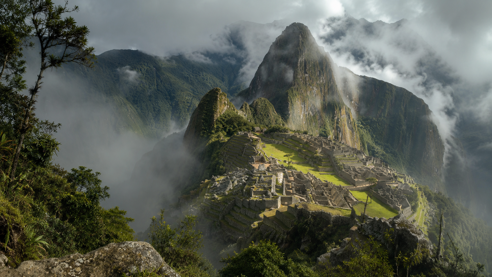 Machu Picchu zahalené v mlze pod andským vrcholem